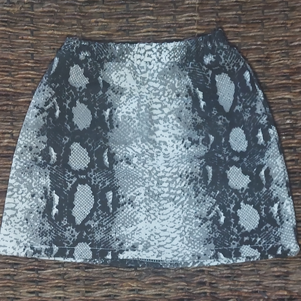 Shein Toddler girl snakeskin mini skirt (3-4year)